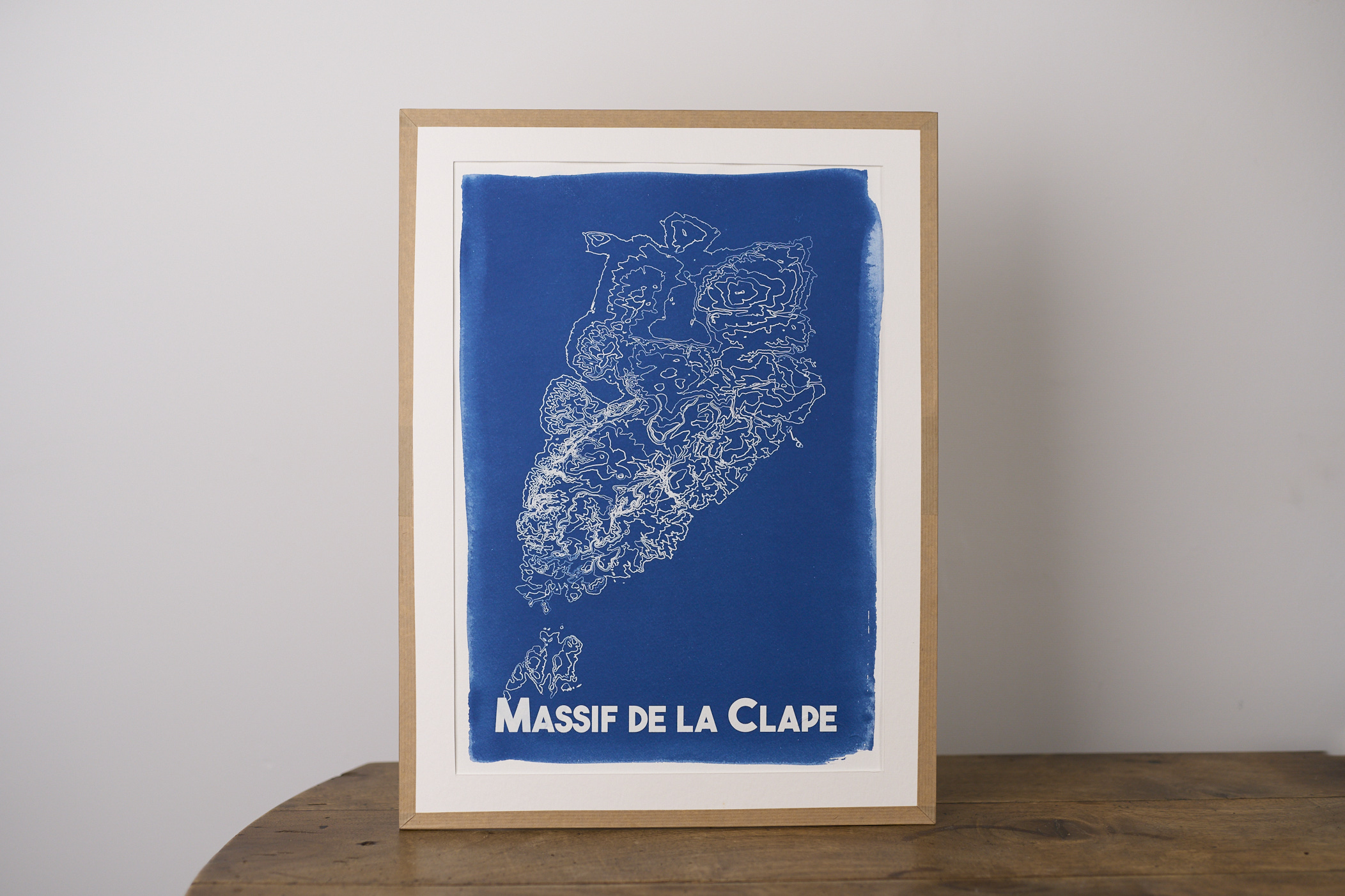 Cyanotype encadré accroché au mur