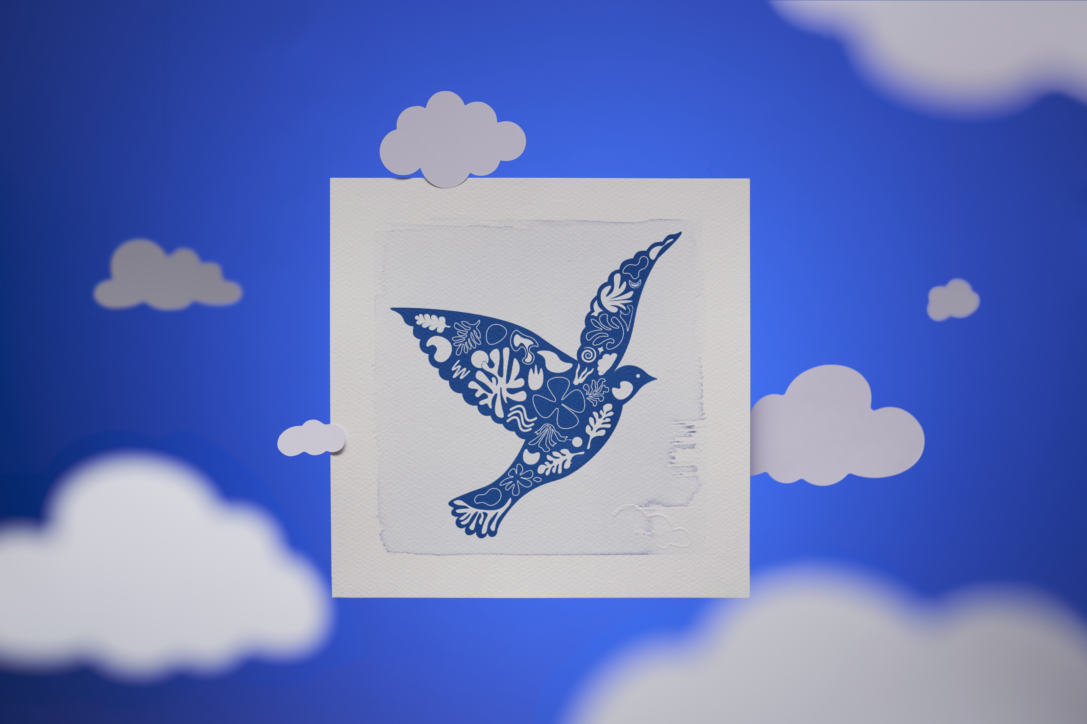 Cyanotype représentant un oiseau, bleu de Prusse et blanc