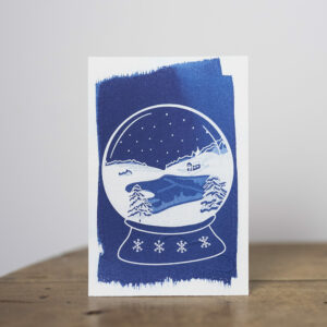 carte postale cyanotype thème hiver, boule à neige avec lac