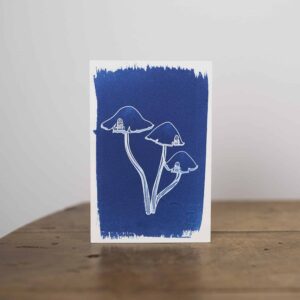 cyanotype carte postale champignon - maison avec des balcons