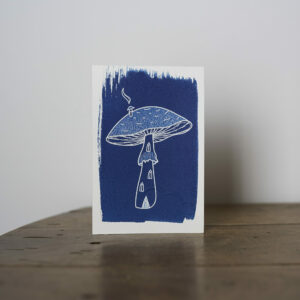 carte postale cyanotype thème automne : champignon - maison